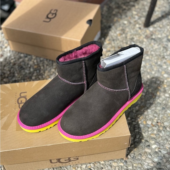 UGGs CLASSIC MINI- Brand New With Tags - Picture 2 of 5